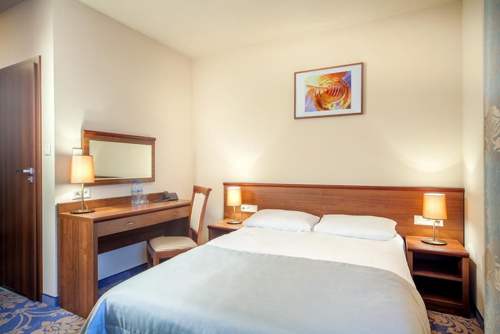 Hotel Miodowy Mlyn Opatow  Oda fotoğraf