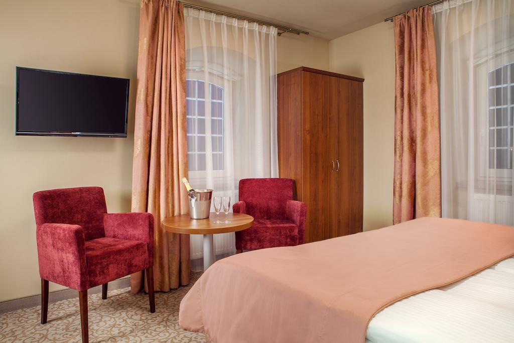 Hotel Miodowy Mlyn Opatow  Oda fotoğraf